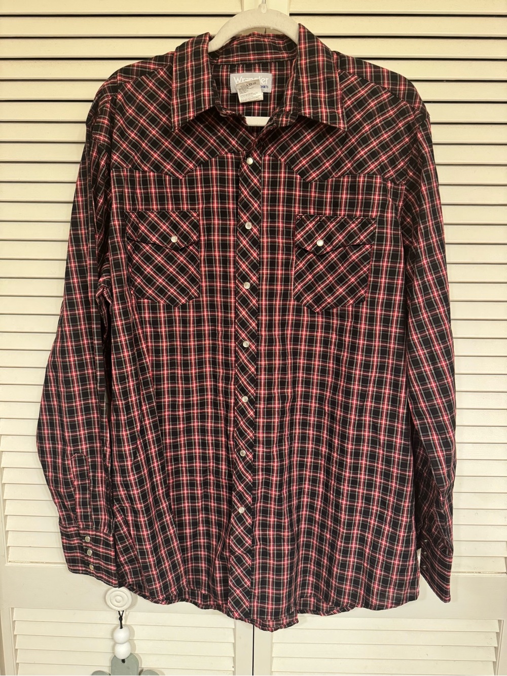 Wrangler Men's Black and Red Plaid Western Shirt XLT